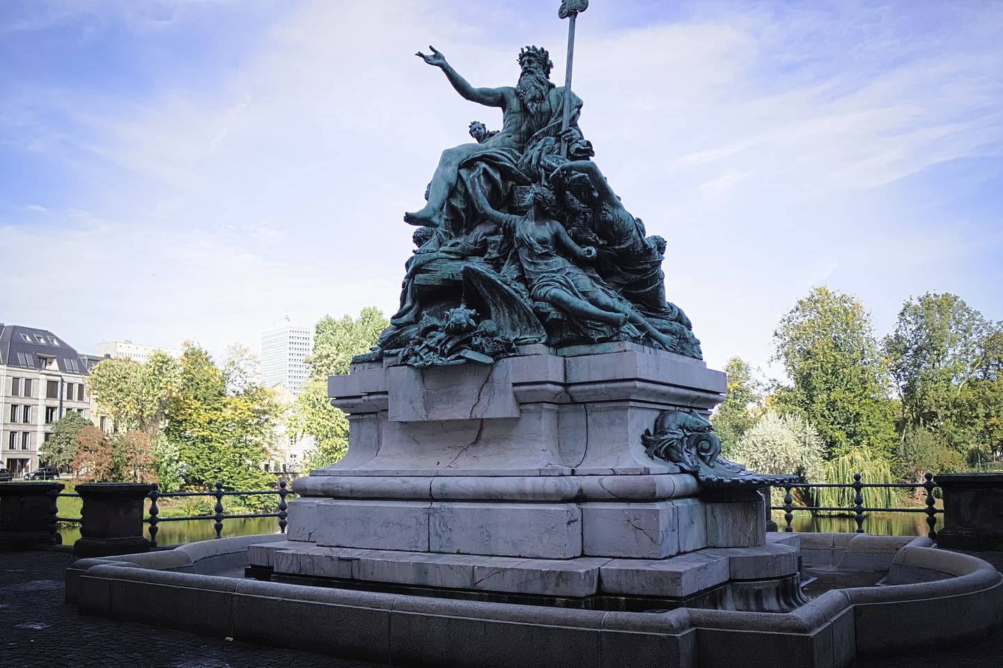 Bronzebrunnen Vater Rhein und seine Töchter im Ständehauspark in Düsseldorf Kunst im Freien