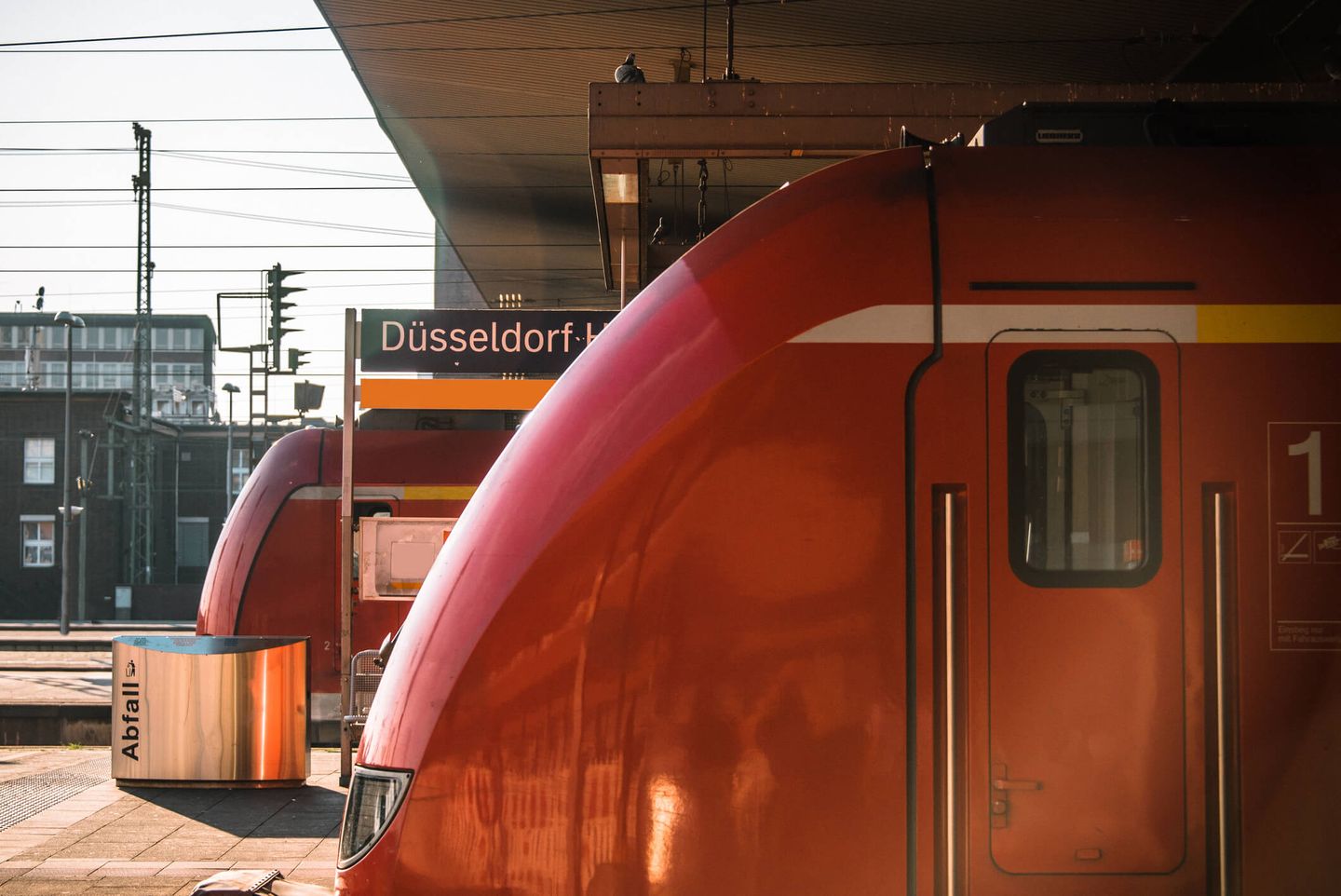 Züge am Hauptbahnhof Düsseldorf