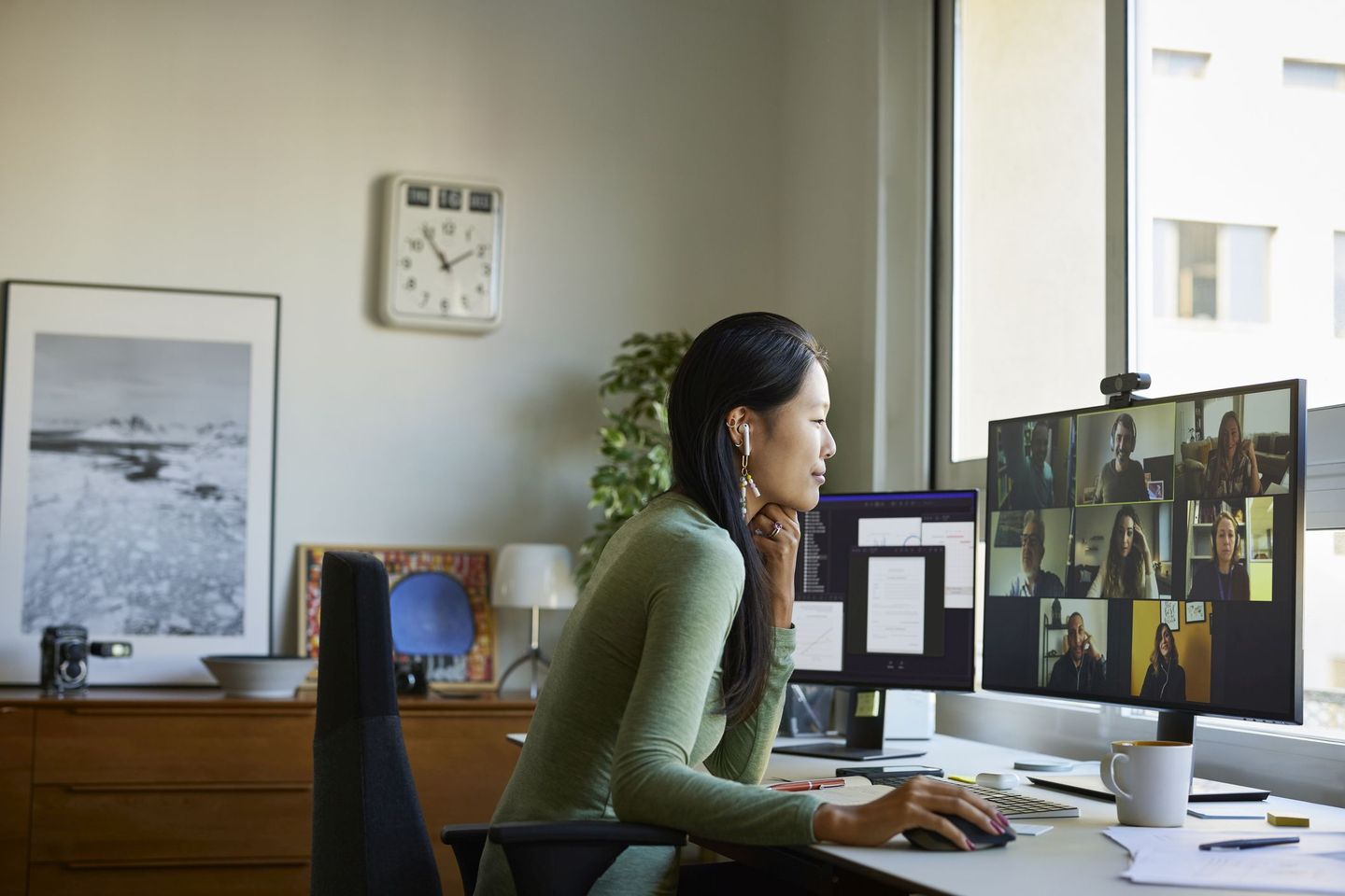 Frau nimmt aus dem Homeoffice an einer Online-Besprechung teil. © Morsa Images / DigitalVision via Getty Images © Morsa Images / DigitalVision via Getty Images