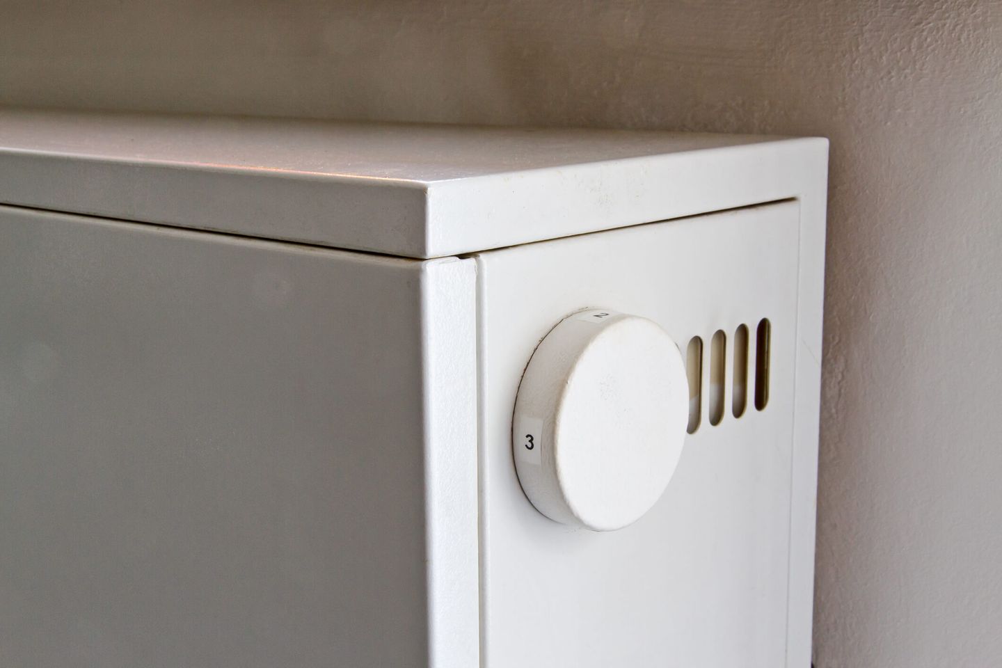 Detailaufnahme einer Nachtspeicherheizung © fotojog / iStock / Getty Images Plus via Getty Images © fotojog / iStock / Getty Images Plus via Getty Images