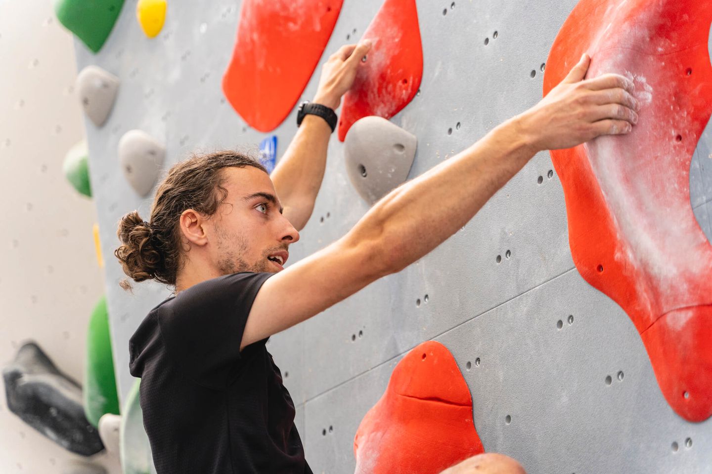 Ein Mann klettert in einer Boulder-Halle. © Carles Navarro Parcerisas / Moment via Getty Images