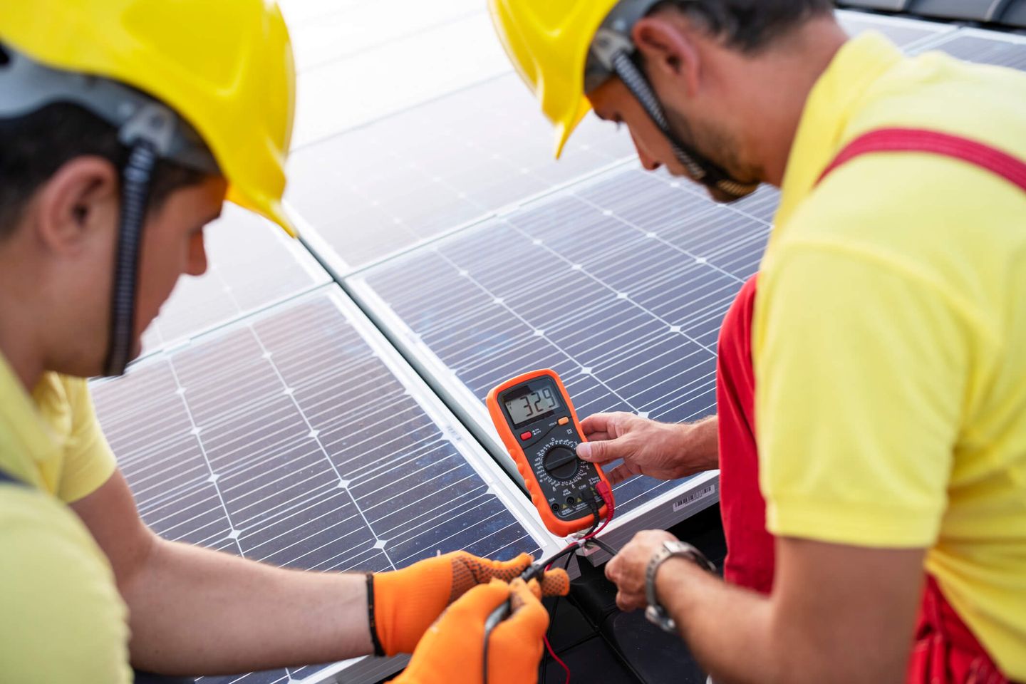 Elektriker überprüfen eine Photovoltaikanlage mit einem Messgerät. © ArtistGNDphotography / E+ via Getty Images