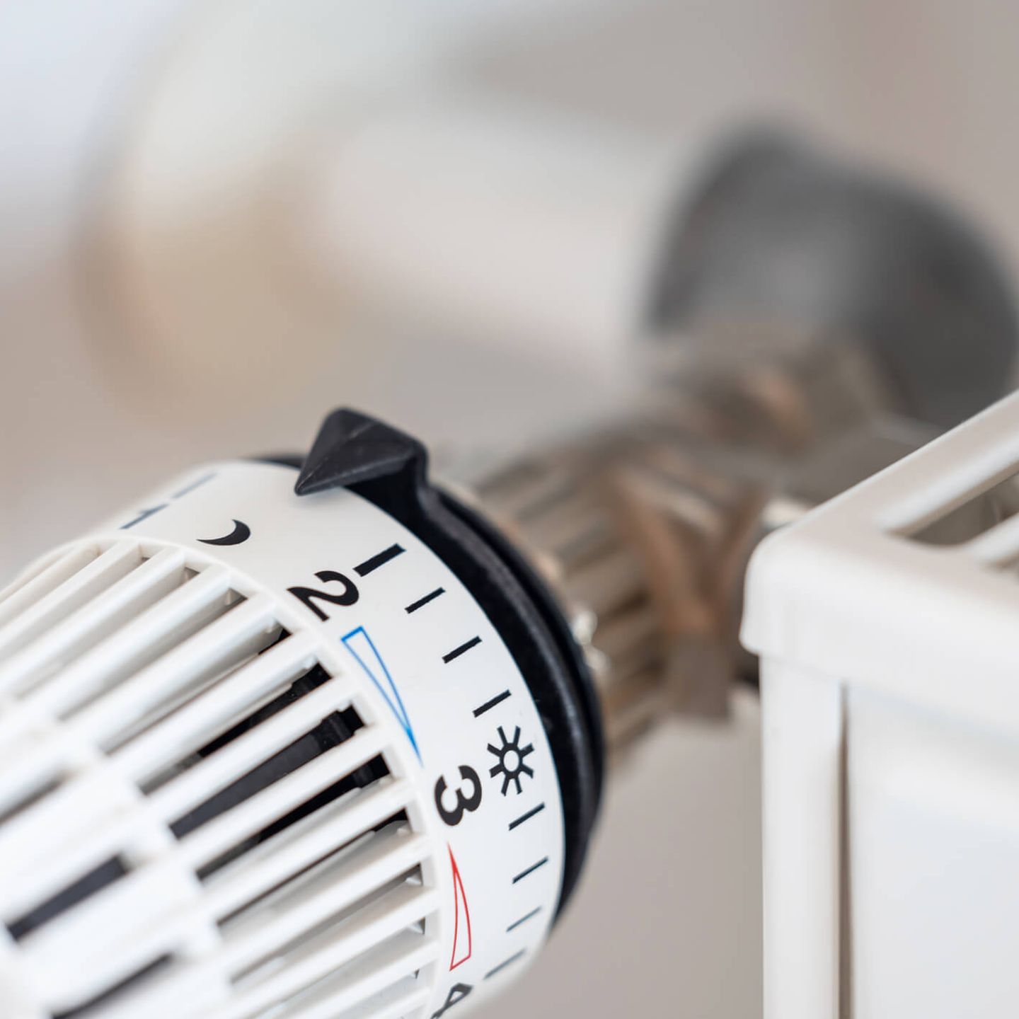 Nahaufnahme eines Heizkörper-Thermostats. © fhm / Moment via Getty Images