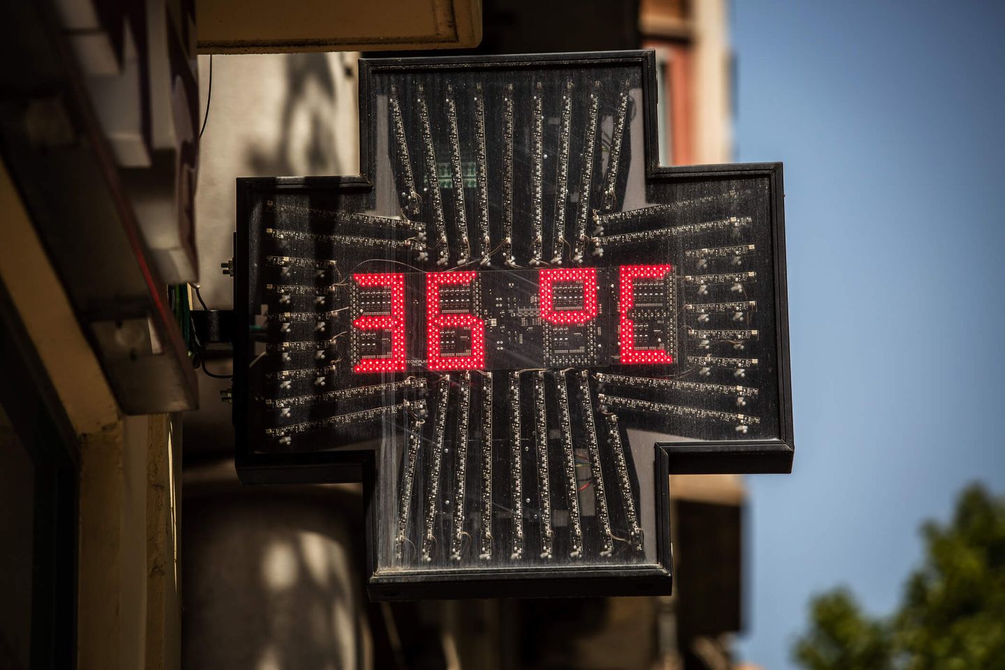 Digitale Apothekenanzeige zeigt eine Außentemperatur von 36 Grad Celsius.  © Bloomberg Creative / Bloomberg Creative Photos via Getty Images