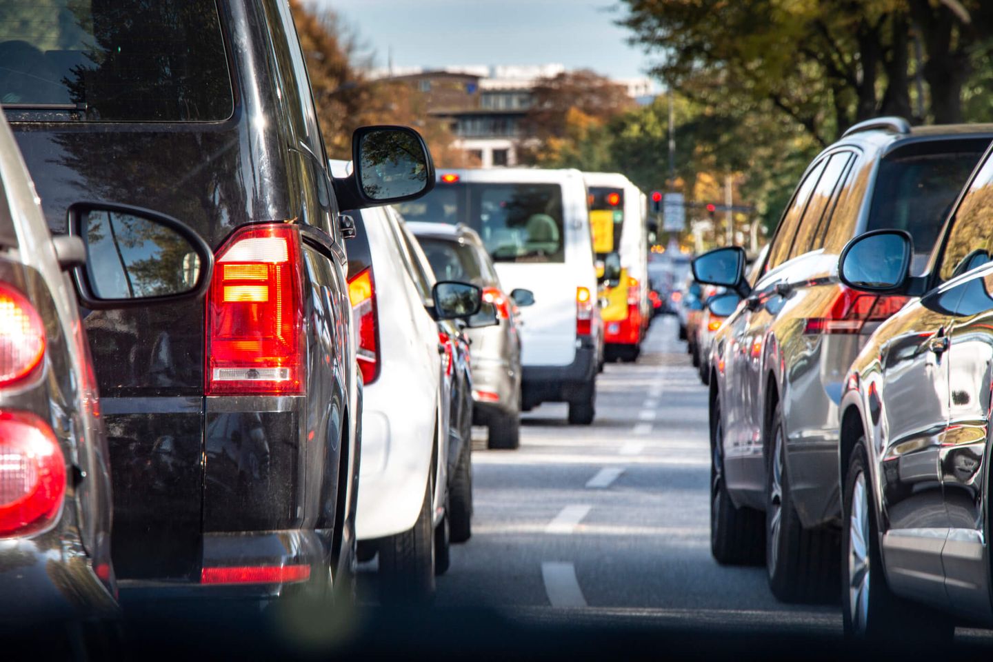 Autos stehen an einer Ampel im Stau. © deepblue4you / iStock via Getty Images