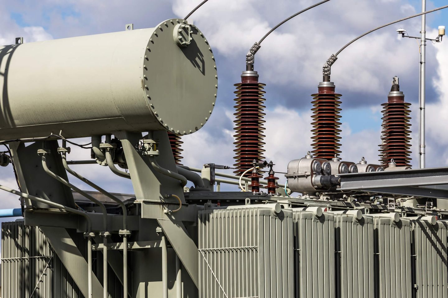 Großer Transformator in einem Umspannwerk. © fhm / Moment via Getty Images