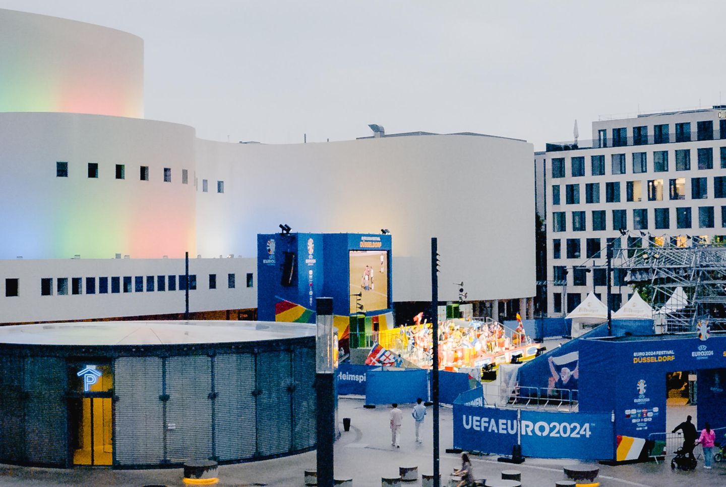 Eine Open-Air-Bühne vor dem Gebäude des Schauspielhaus Düsseldorf ist mit Bannern zur UEFA EURO 2024 geschmückt.