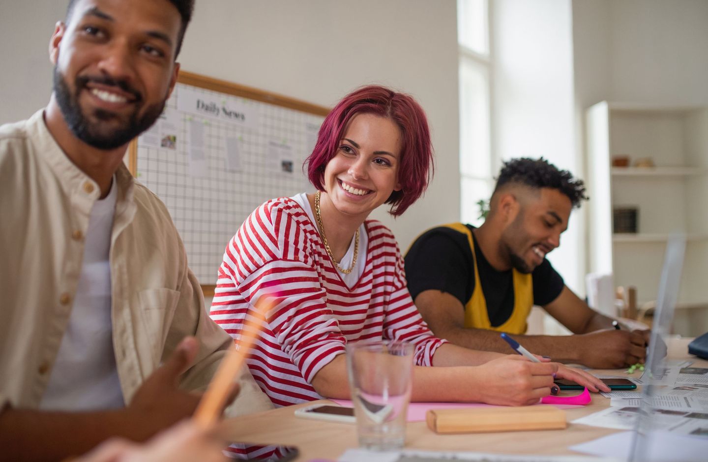 Mitarbeitende beim gemeinsamen Brainstorming. © Halfpoint Images / Moment via Getty Images