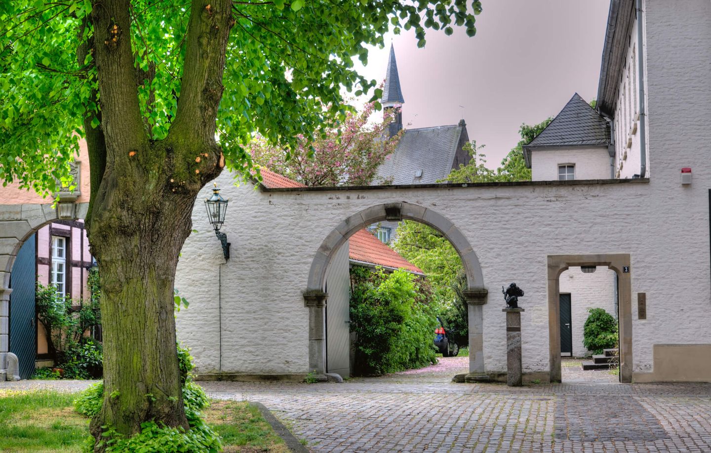 Ein altes Gemäuer mit Torbogen in Düsseldorf-Kaiserswerth © Ventura Carmona / Moment via Getty Images