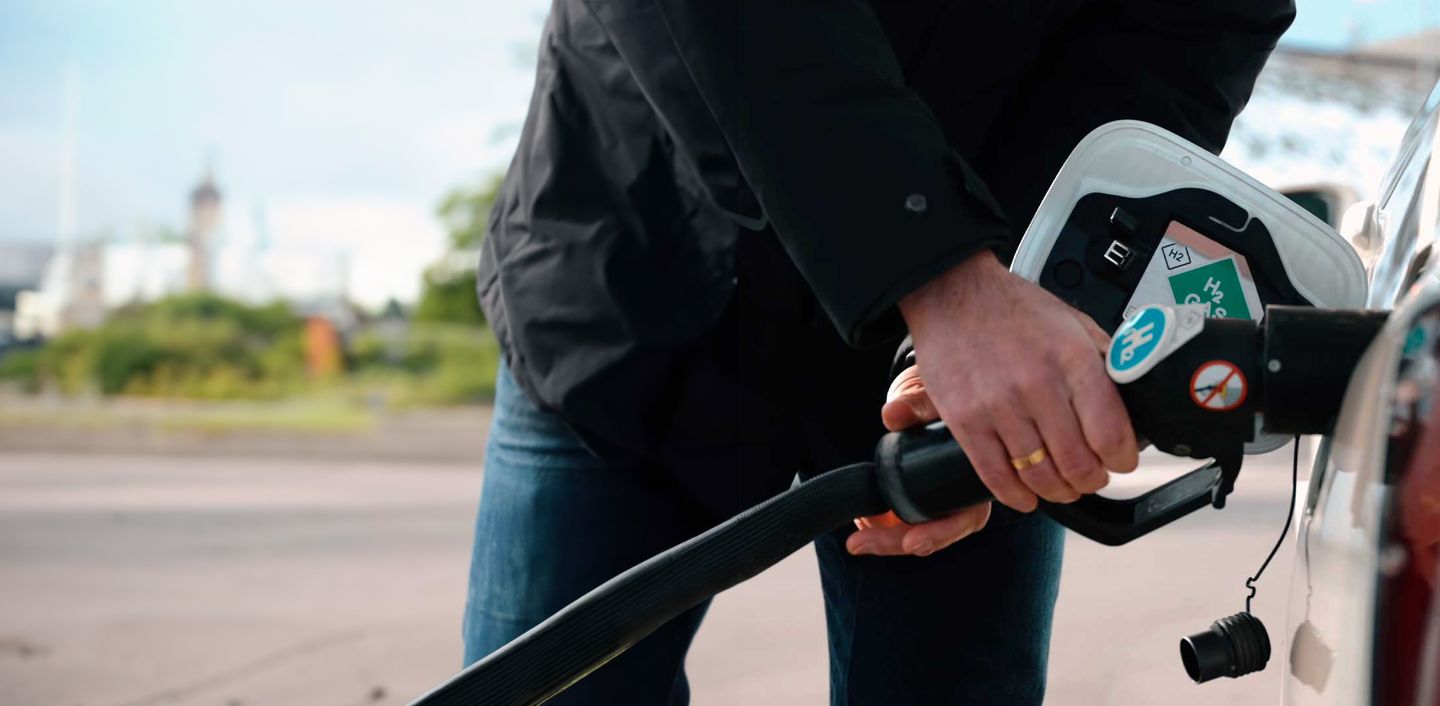 Ein Wasserstoffauto wird mit Wasserstoff betankt