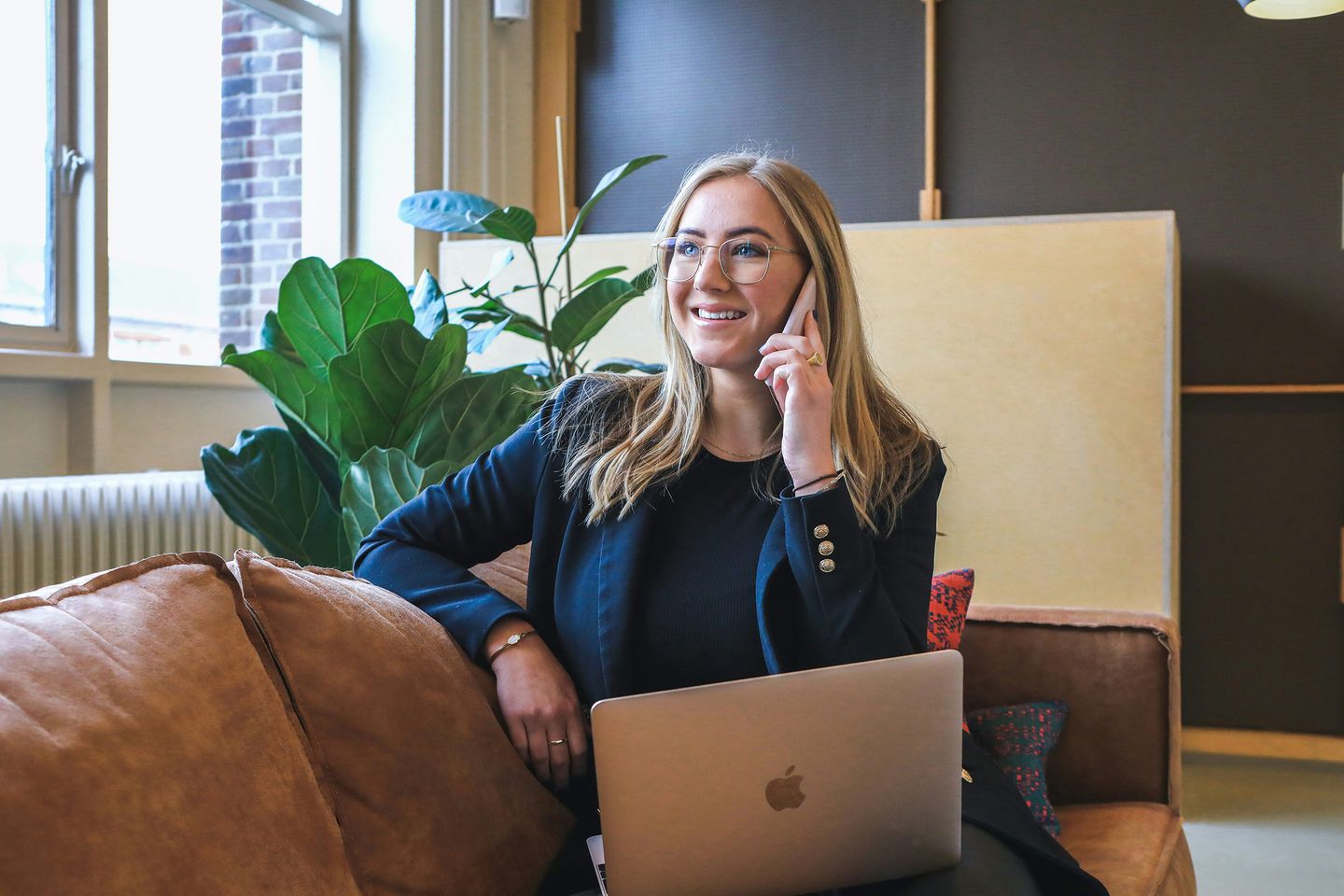 Frau im blauen Langarmshirt mit silbernem MacBook @magnetme via via Unsplash