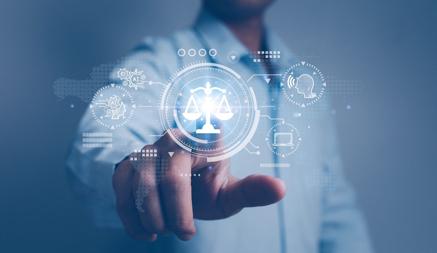 Person tippt auf digitales Symbol mit Waage, umgeben von Icons zu KI. © Suriya Phosri / iStock / Getty Images Plus via Getty Images © Suriya Phosri / iStock / Getty Images Plus via Getty Images