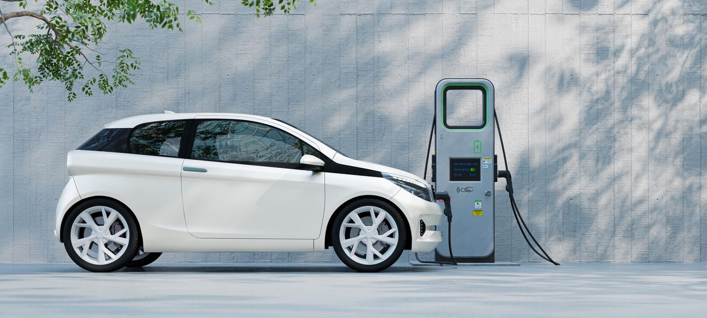 Ein E-Auto an einer Ladestation © piranka / E+ via Getty Images