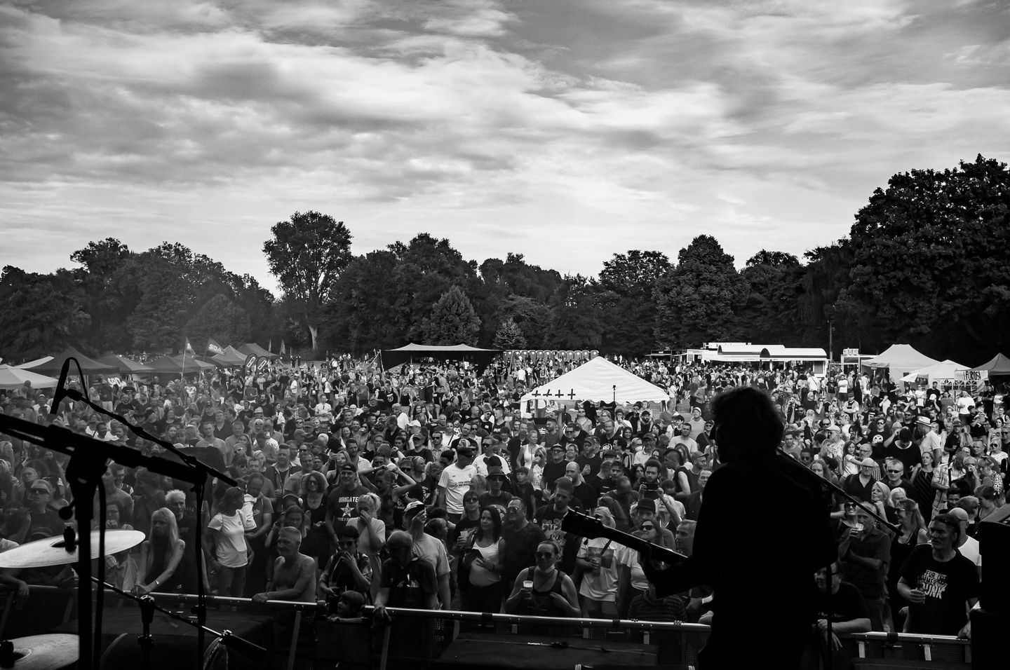 Publikum steht vor einer Bühne, auf der eine Band performt. © Johannes Boventer / Rock gegen Rechts