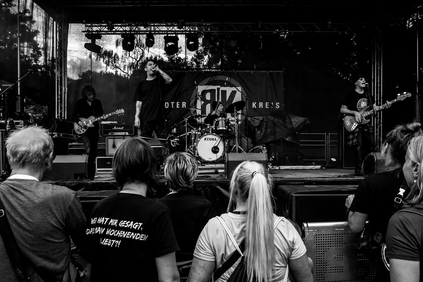 Publikum steht vor einer Bühne, auf der eine Band performt. © Johannes Boventer © David Young via www.rock-gegen-rechts-duesseldorf.de