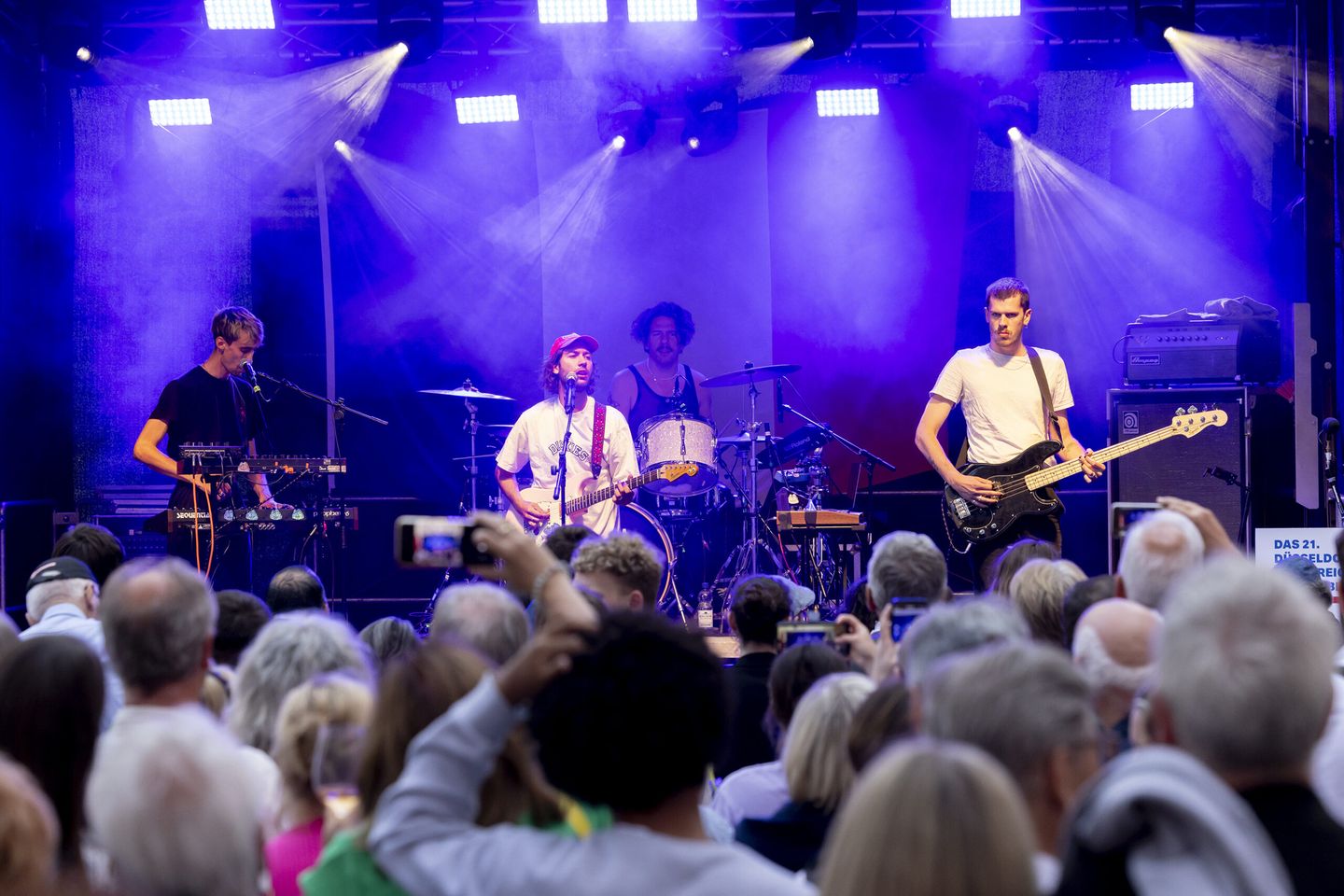 Eine Band spielt auf einer Bühne vor Publikum.  © Destination Düsseldorf Veranstaltungs GmbH / Wellfairs GmbH via www.duesseldorfer-frankreich-fest.de