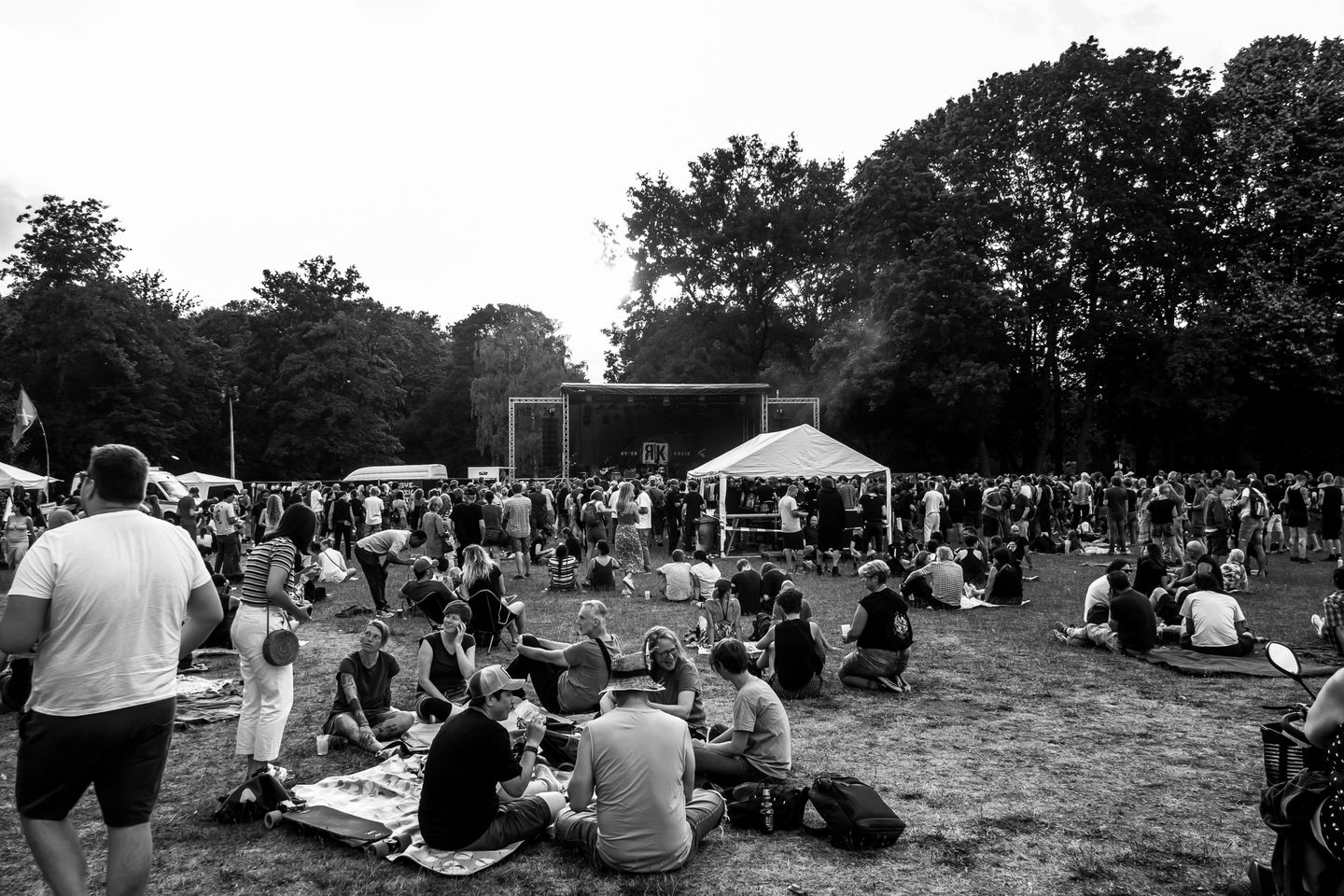 Eine große Menge von Menschen hat sich auf dem Festivalgelände versammelt und genießt die Musik. © David Young via www.rock-gegen-rechts-duesseldorf.de