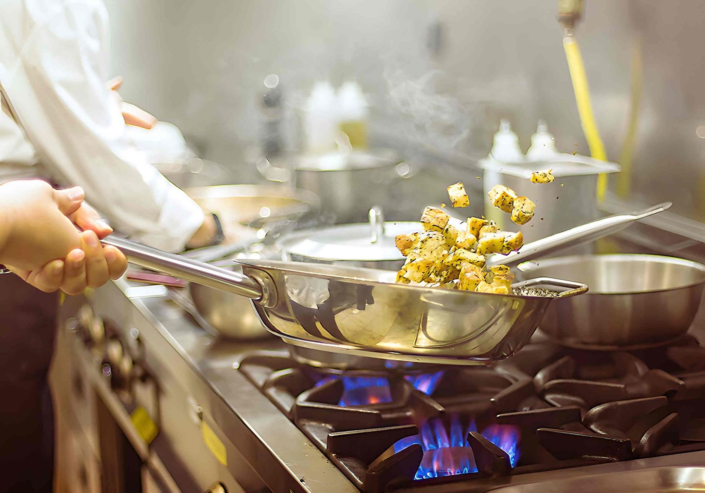 Nahaufnahme einer Frau, die an einem Gasherd kocht