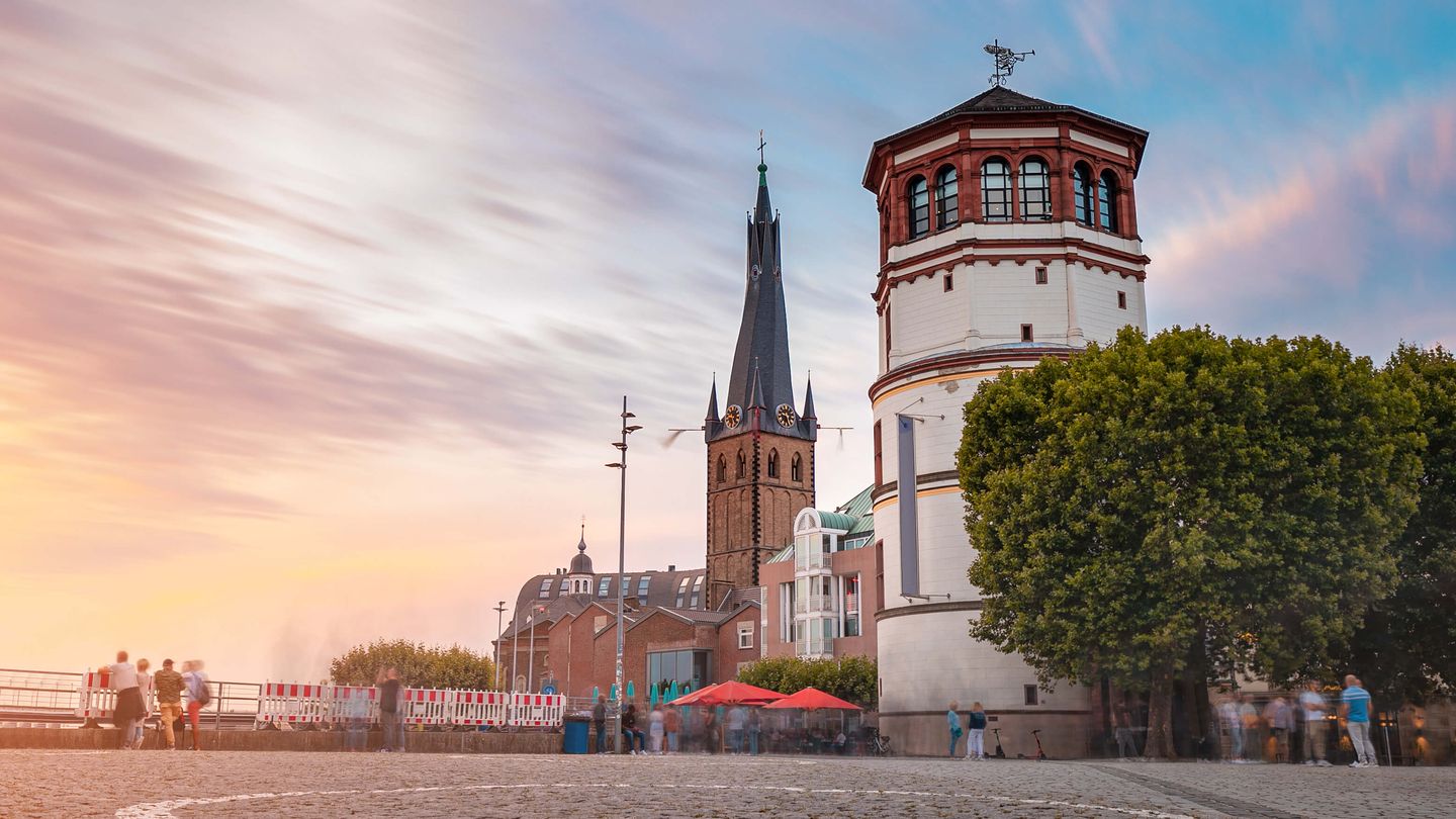 Der Schlossturm auf dem Burgplatz in Düsseldorf mit der Lambertus-Kirche im Hintergrund. © frantic00 / iStock / Getty Images Plus via Getty Images