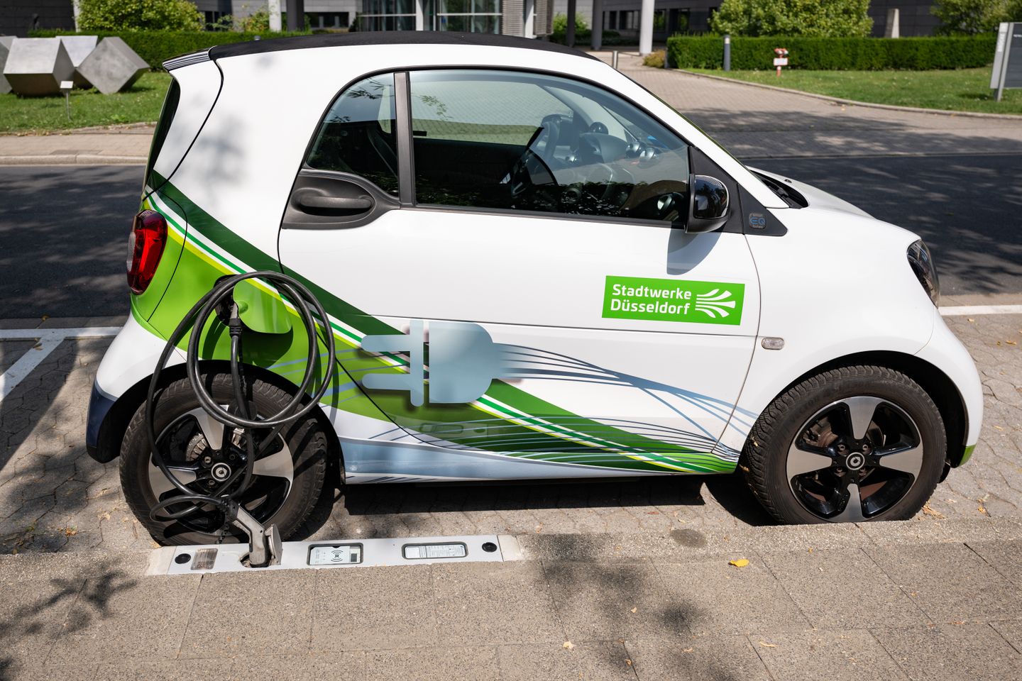 Elektroauto vor Ladebordstein