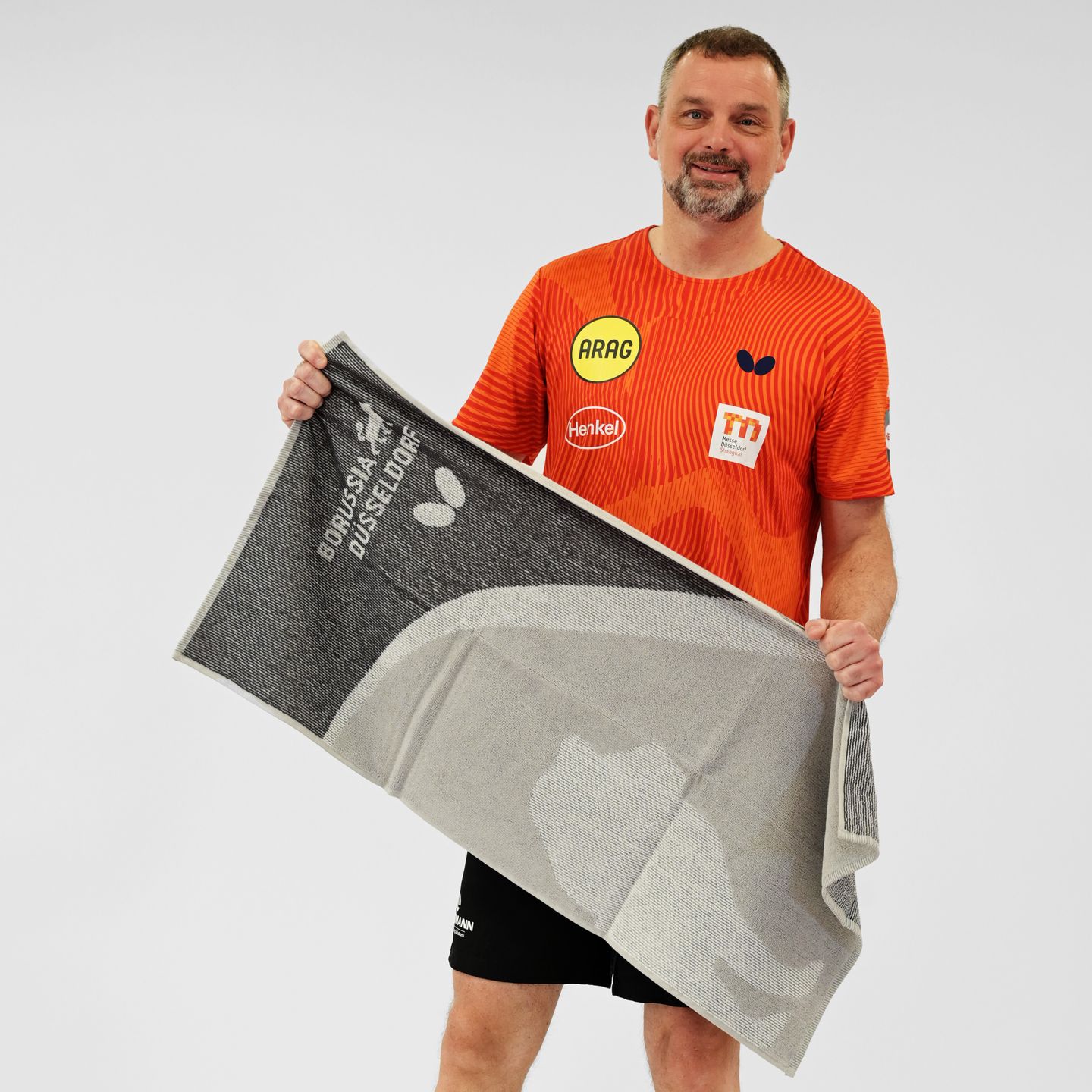 Ein Mann hält ein Handtuch von Borussia Düsseldorf