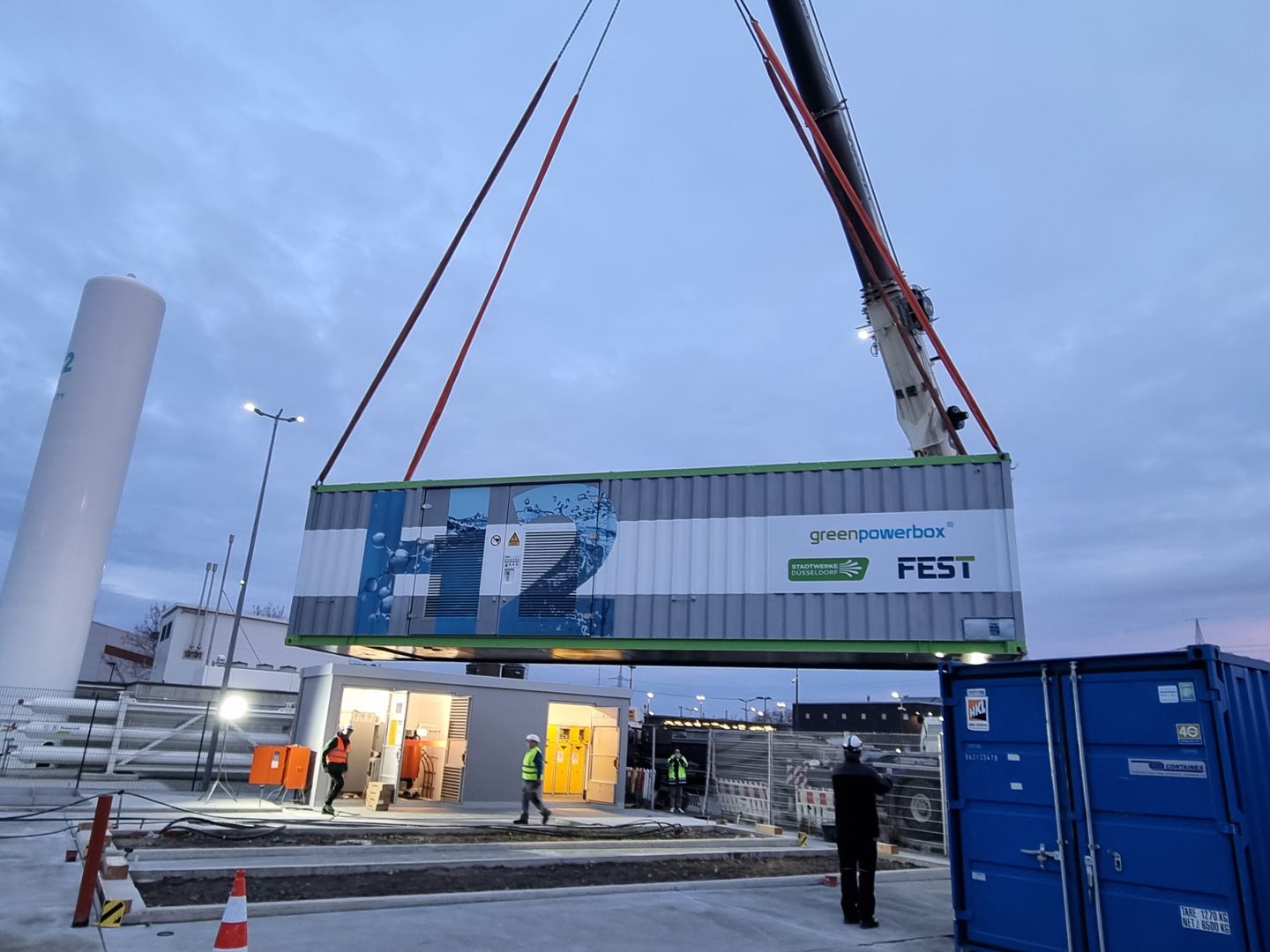 Ein Elektrolyseur wird mit einem Kran angeliefert