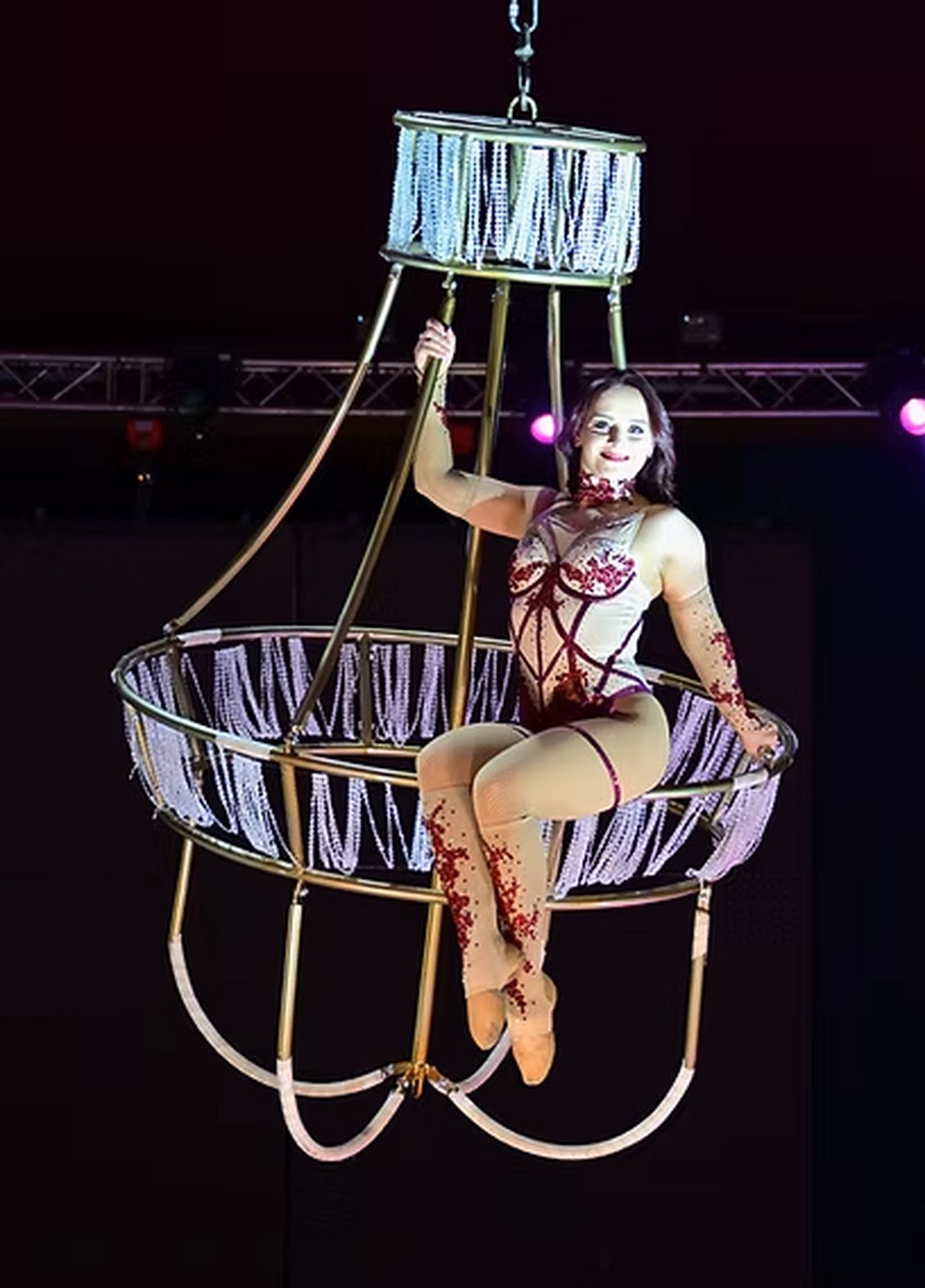 Eine Artistin des Weihnachtscircus auf einem Kronleuchter