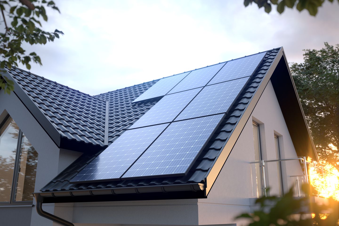 Photovoltaikmodule auf einem geneigten Hausdach bei tiefstehender Sonne © KangeStudio via Getty Images