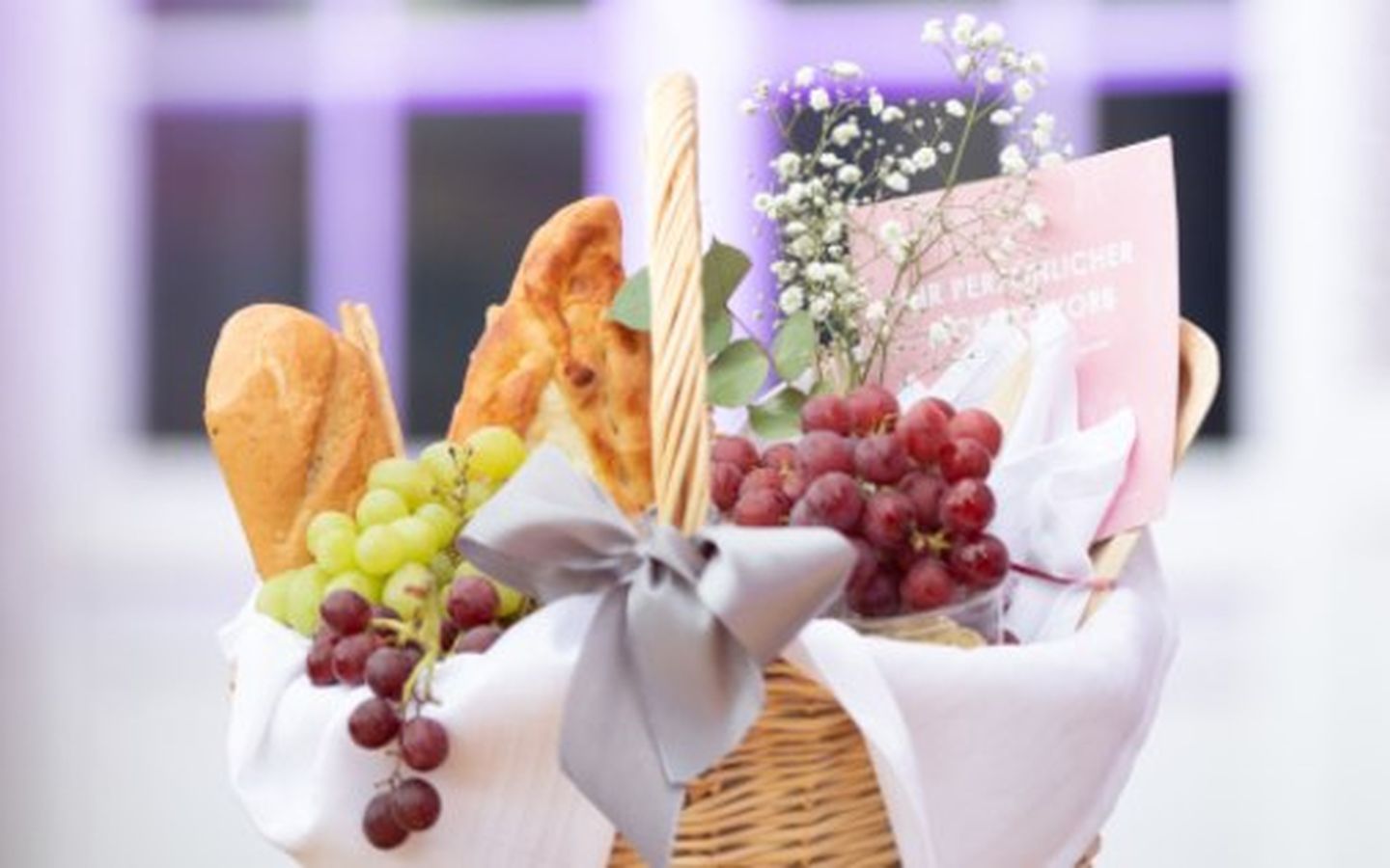Picknickkorb mit Baguette und Trauben