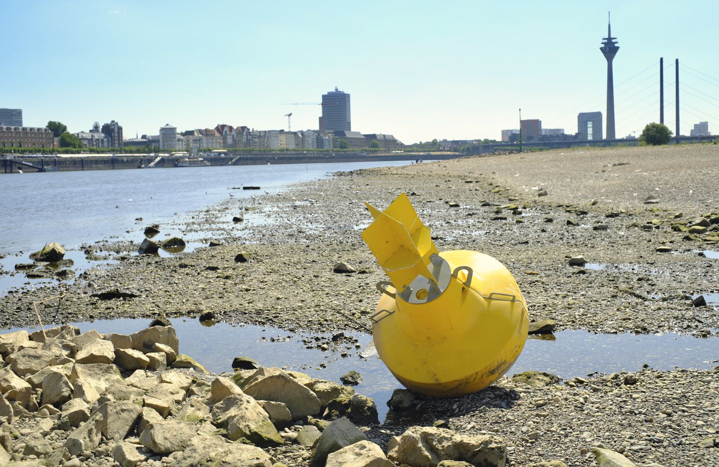 Niedriger Wasserstand am Rheinufer in Düsseldorf mit Rheinturm im Hintergrund thomas-bethge via Getty Images