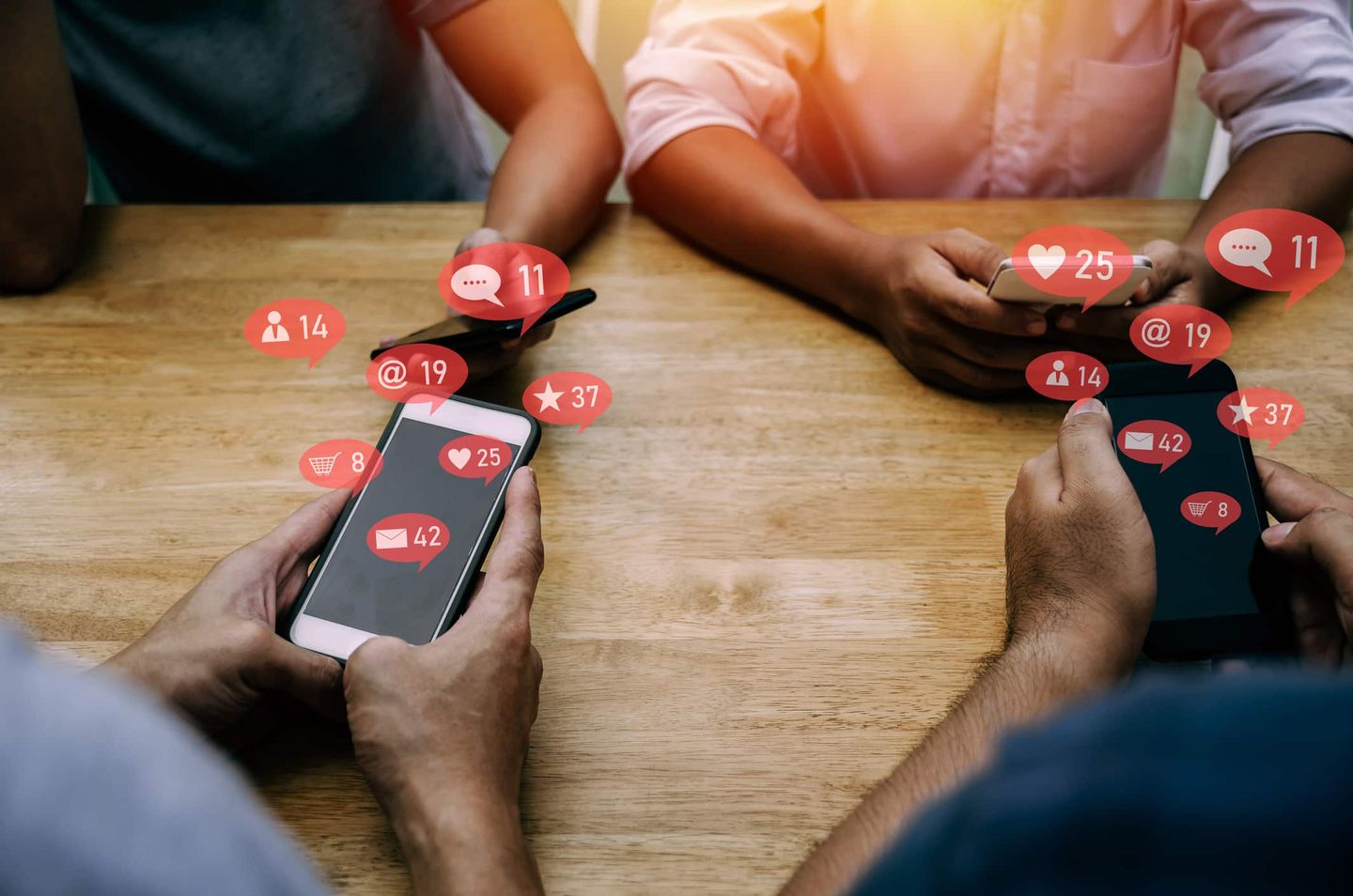 Personen mit Smartphones und Social-Media-Icons