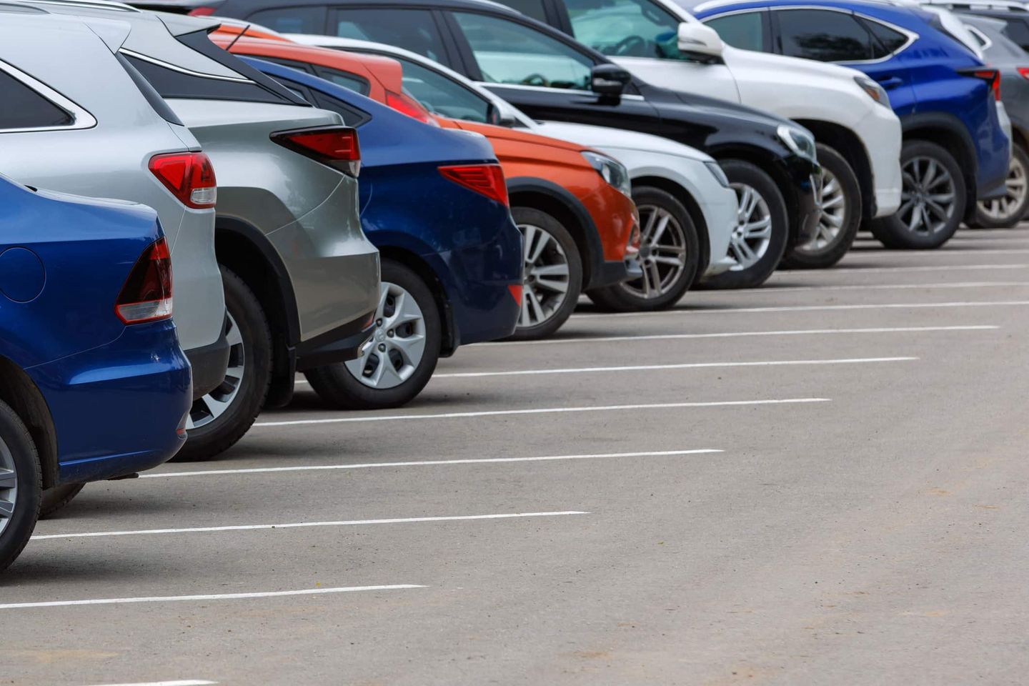 Reihe geparkter Autos in einem Parkplatz Getty