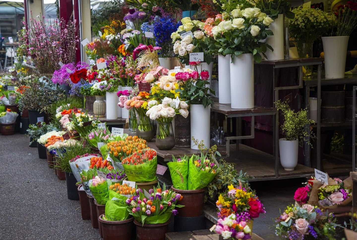 Blumenstand mit bunten Sträußen und Pflanzen auf dem Wochenmarkt in Düsseldorf Getty