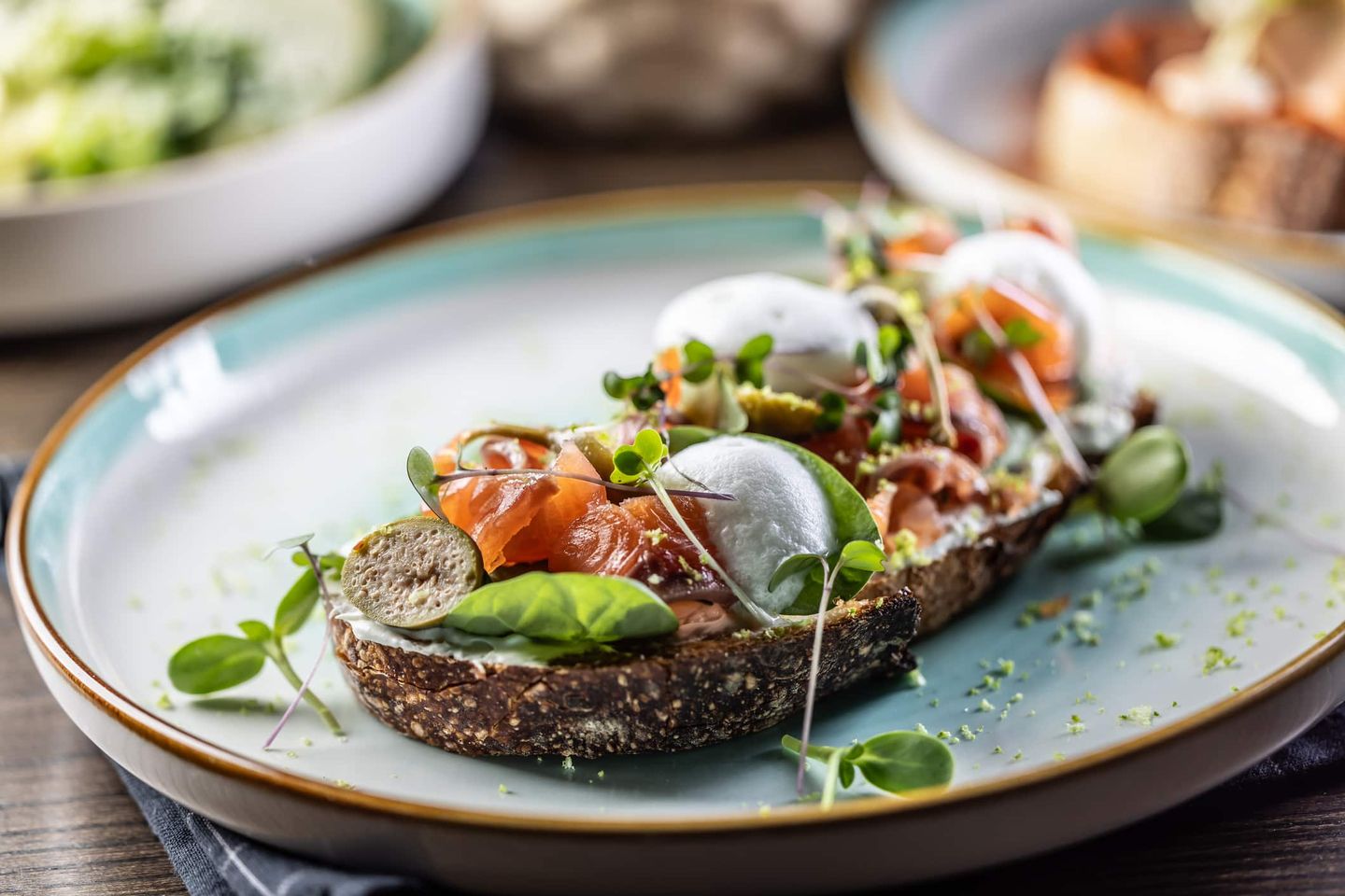 Getoastetes Sauerteigbrot mit Lachs, pochierten Eiern und Microgreens Getty