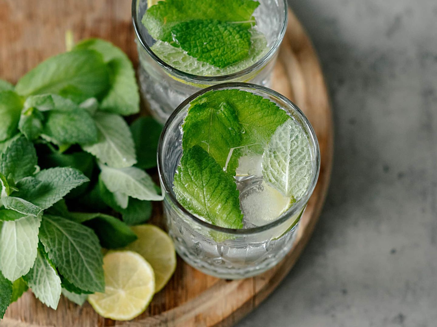 Zwei Gläser mit Wasser, Eis und frischer Minze Getty