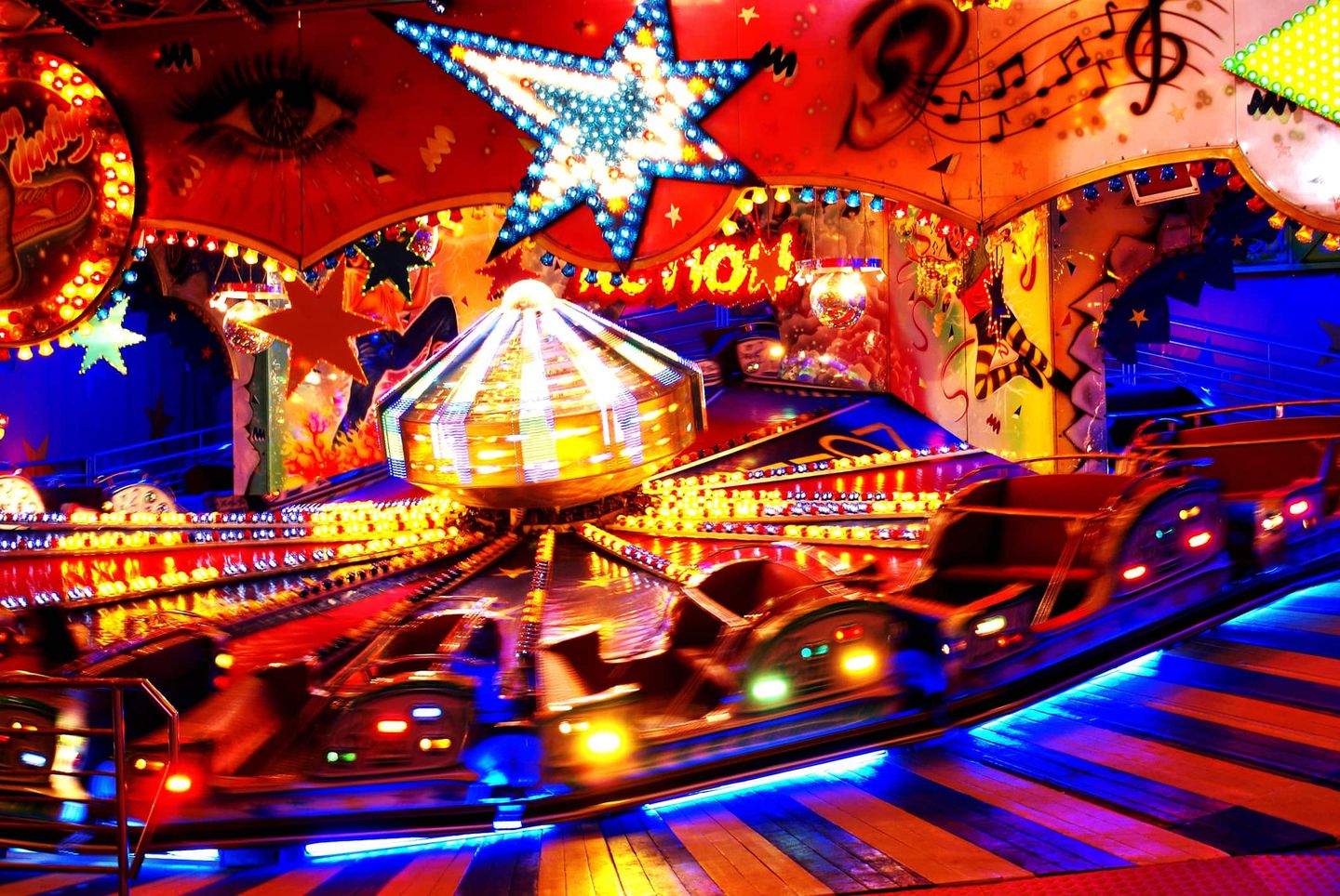 Bunte Lichter und Bewegung auf einem schnellen Fahrgeschäft auf der Kirmes Getty