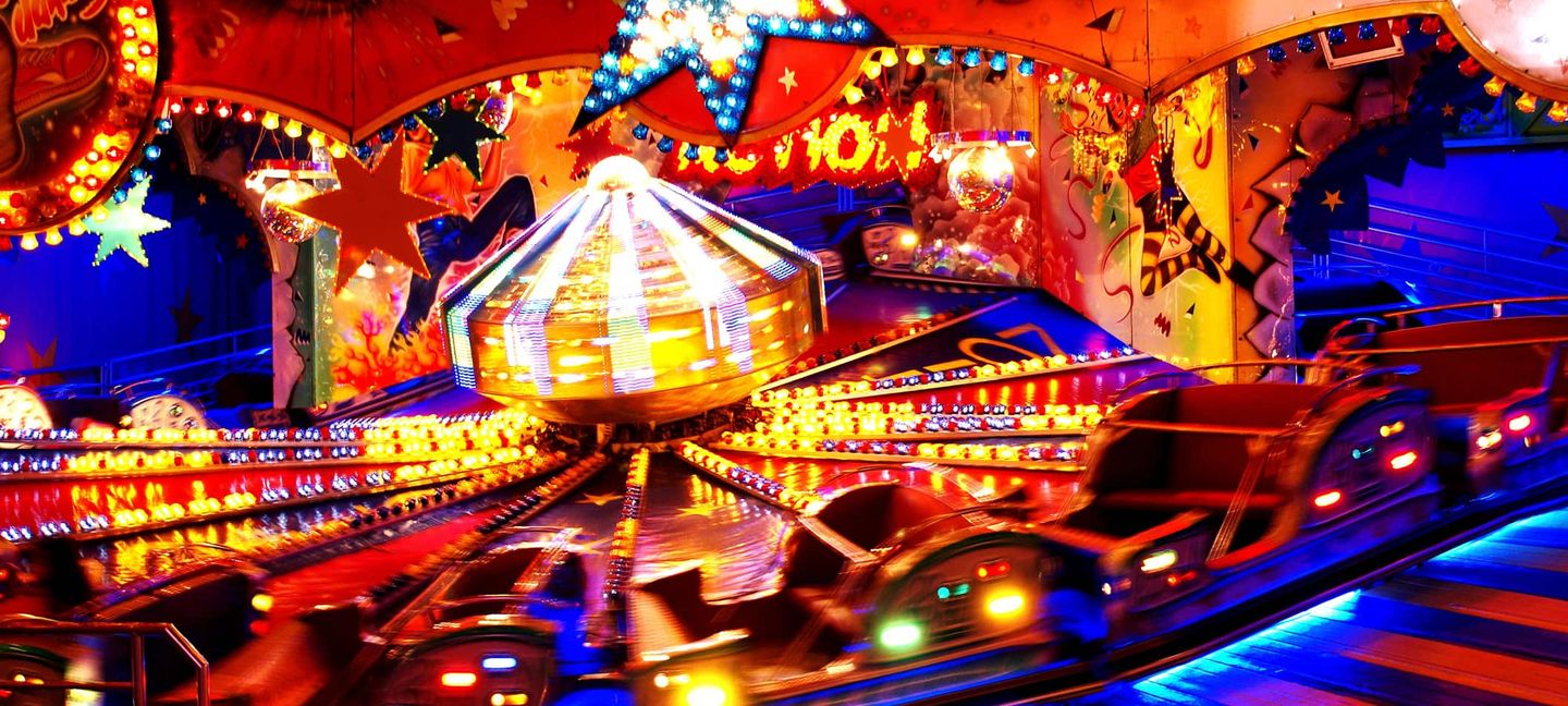 Bunte Lichter und Bewegung auf einem schnellen Fahrgeschäft auf der Kirmes Getty