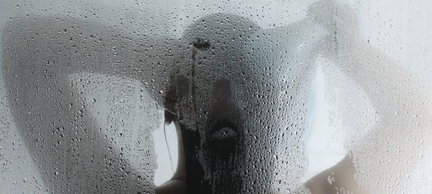 Eine Frau nimmt eine heiße Dusche.