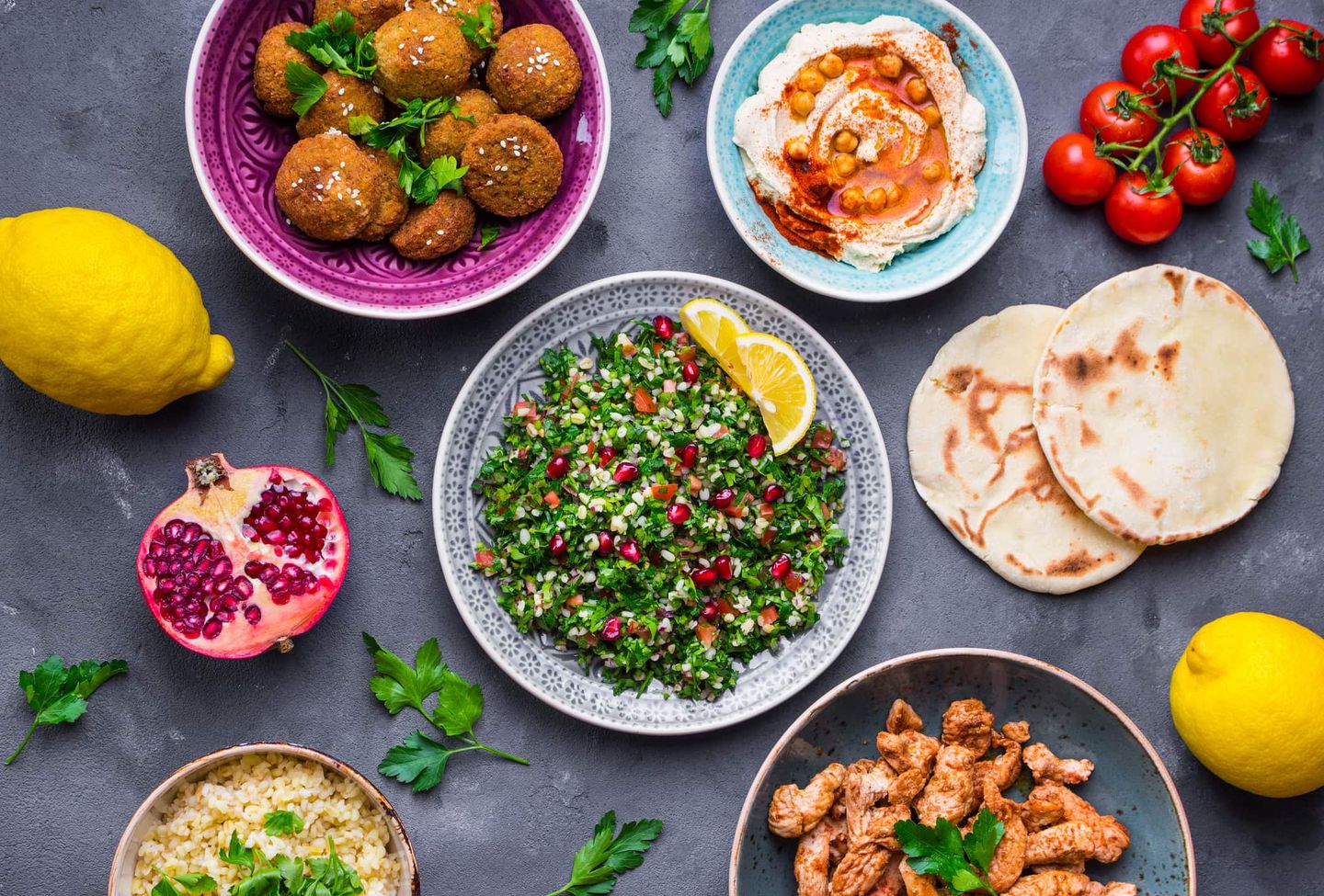 Traditionelle Levante-Gerichte wie Falafel, Taboulé, Hummus und Fladenbrot auf einem Tisch. Getty