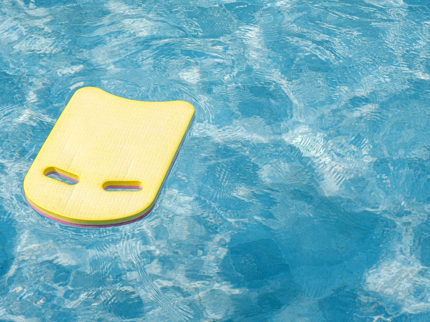 Gelbes Schwimmbrett treibt auf der Wasseroberfläche. Getty