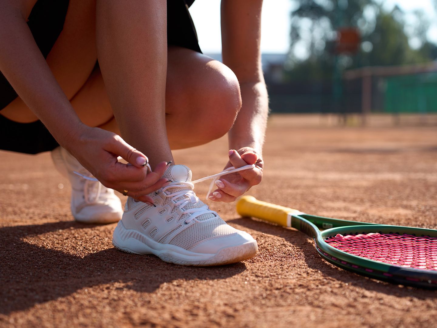 Denise, wie sie den Tennisplatz mit dem Schleppnetz abzieht.