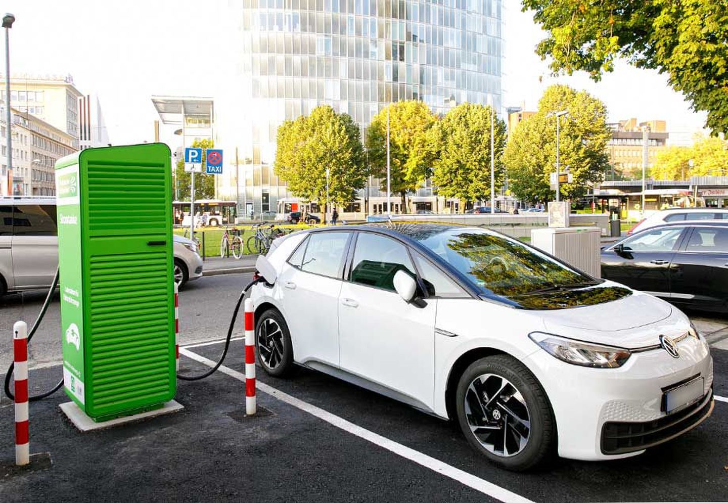 Ein E-Auto lädt an einer Schnellladesäule der Stadtwerke Düsseldorf. 