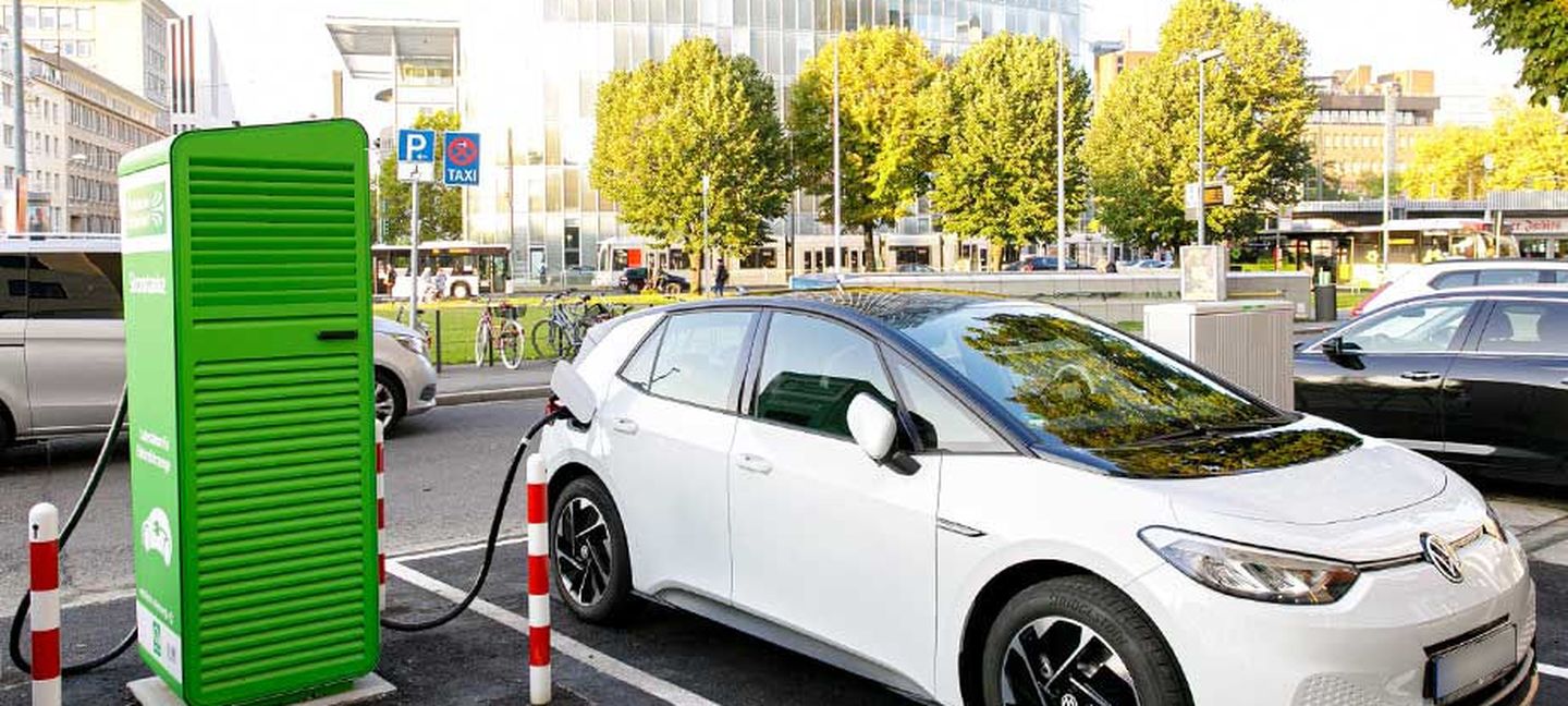 Ein E-Auto lädt an einer Schnellladestation am Graf-Adolf-Platz in Düsseldorf