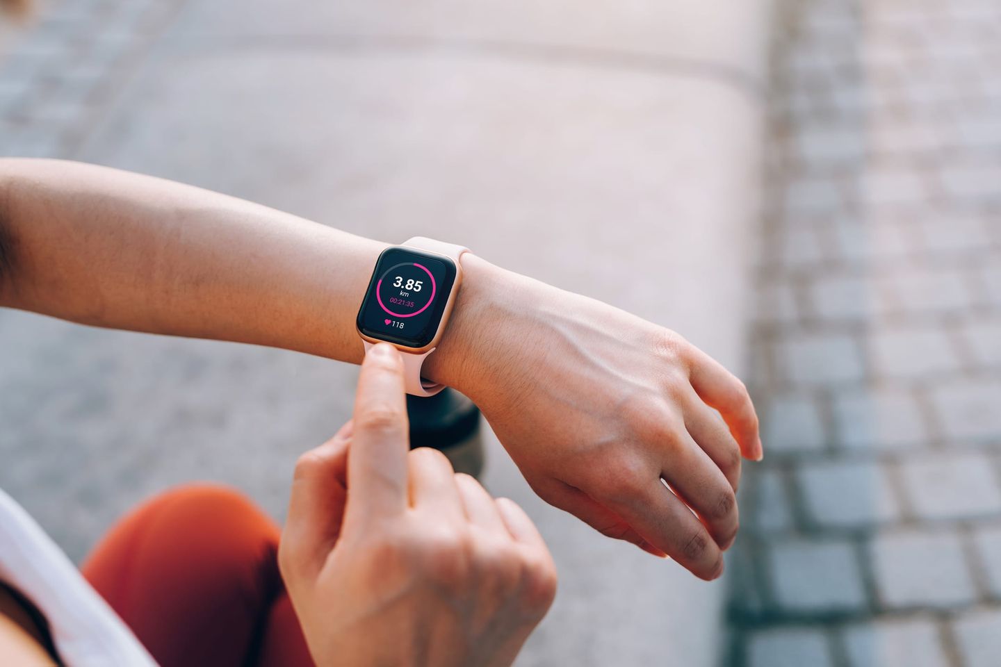 Smartwatch zeigt die gelaufene Distanz nach einem Lauf durch Düsseldorf.