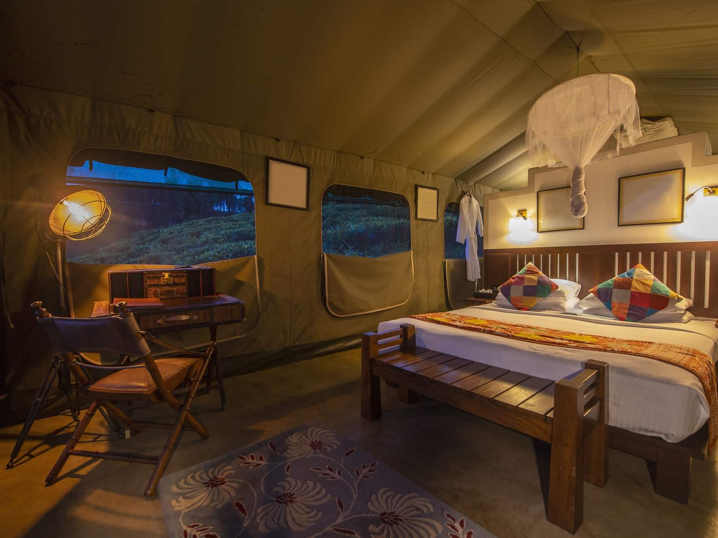 Luxuriös eingerichtetes Glamping-Zelt mit Doppelbett und Dekoration Getty