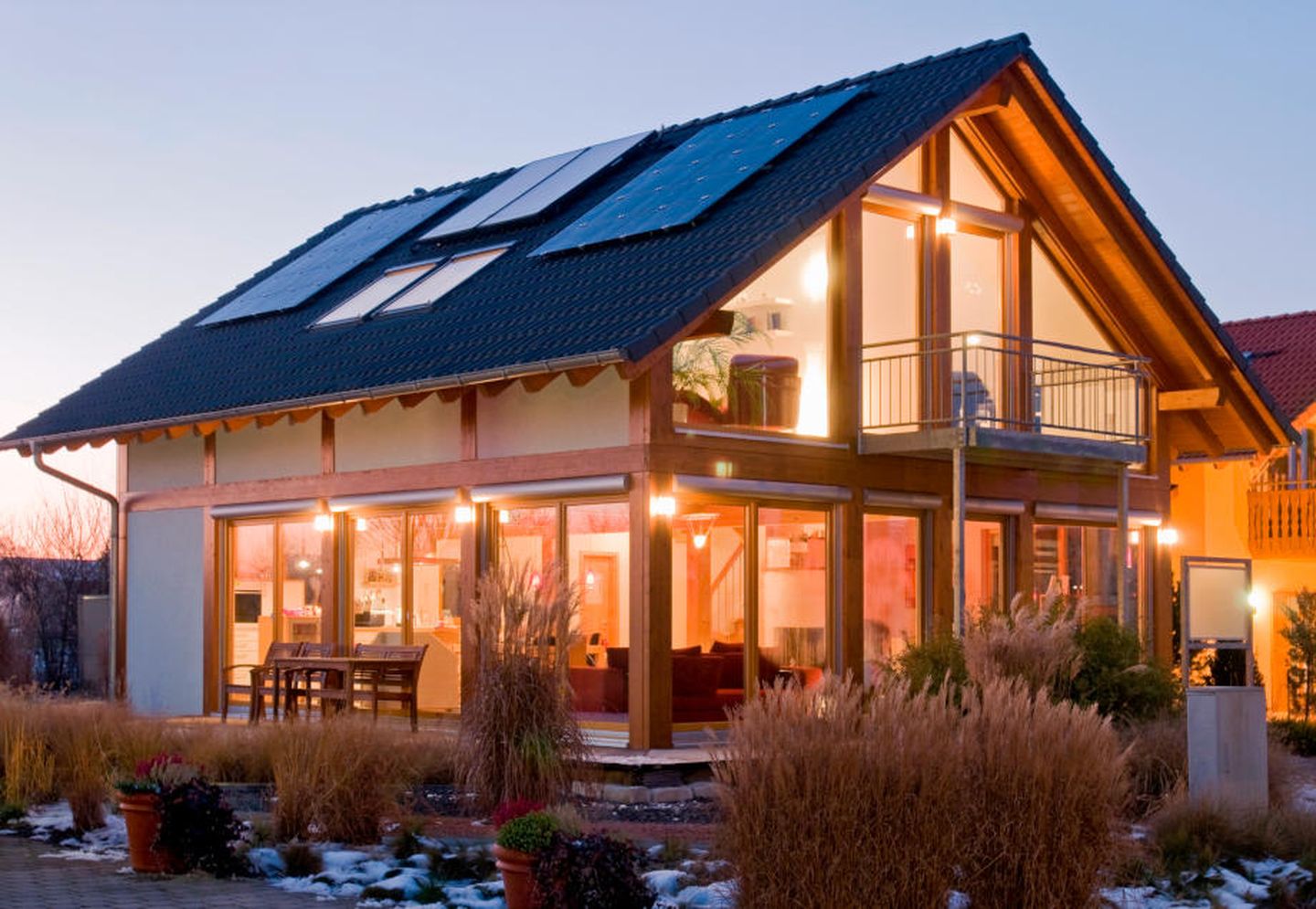 Ein Haus mit Solarpanelen auf dem Dach im Winter. © Bernhard Lang / Stone via Getty Images