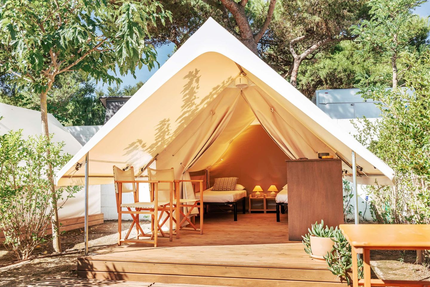Helles Glamping-Zelt mit offener Vorderseite und zwei Betten Getty