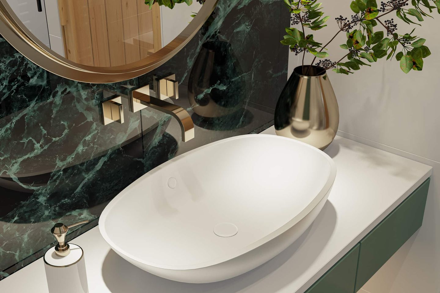 Luxuriöses modernes Badezimmer mit ovalem Waschbecken, goldfarbenem Wasserhahn und grüner Marmorwand im Hintergrund. Getty