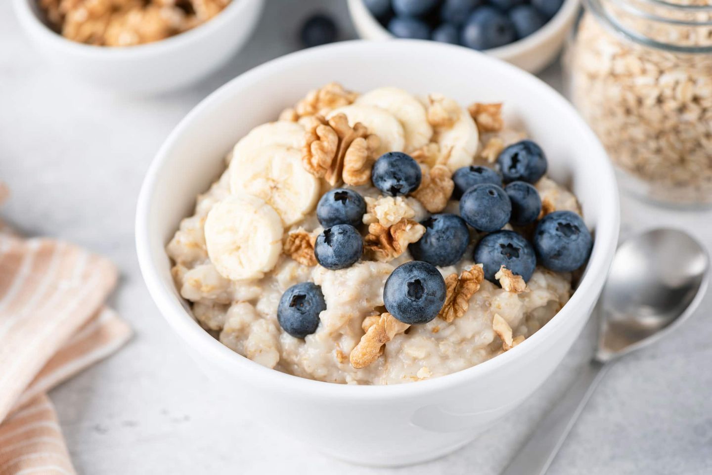 Schüssel Porridge mit Bananen, Blaubeeren und Walnüssen Getty