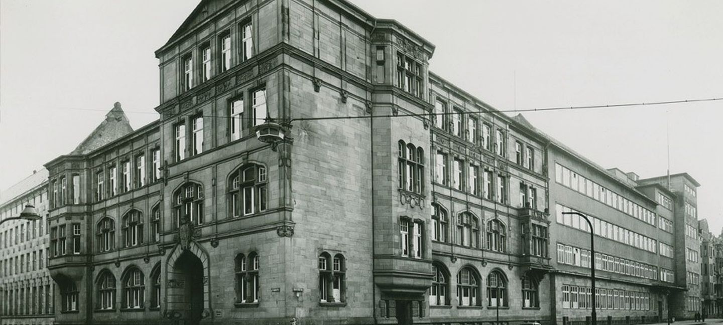 Schwarz-Weiß-Aufnahme des ehemaligen Hauptsitzes der Stadtwerke Düsseldorf in Friedrichstadt Anfang der 50er-Jahre